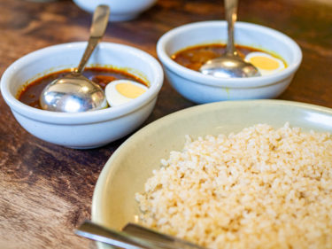 【グルメ】カレー百名店に名を連ねる痺れる辛さのスパイスカレー 松本市「メーヤウ」